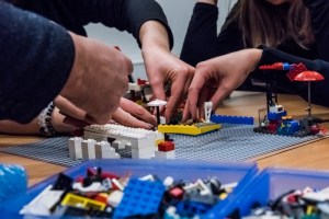 Sérieusement Ludique - LEGO SERIOUS PLAY communication everyone 100% engaged build agility strenghten teams move projects trust