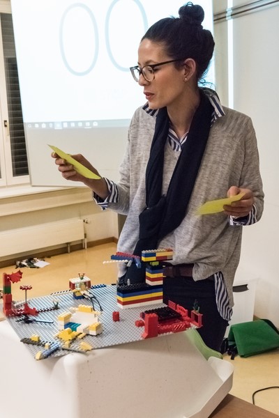 Sérieusement Ludique - LEGO SERIOUS PLAY communication sharing of ideas hive mind solutions emerge allow to dray up a list of actions boost efficiency